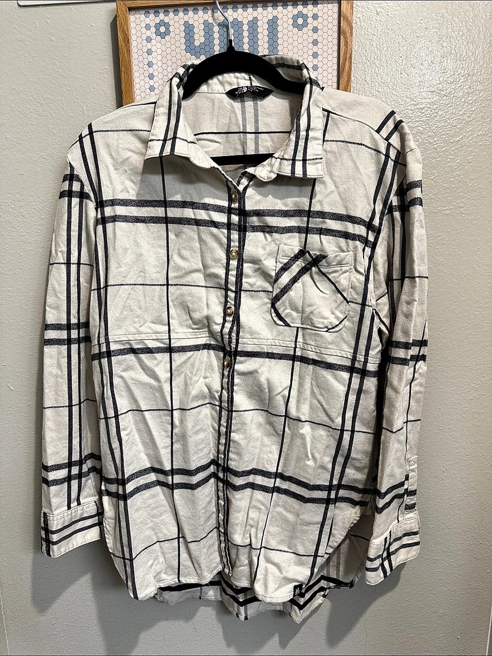 The North Face Plaid Button Down in Cream & Black Size Medium